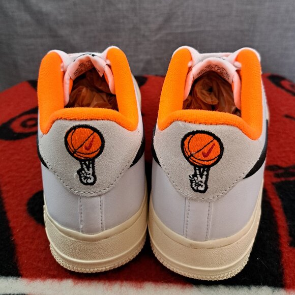SIZE 7Y YOUTH WOMANS 8.5 NIKE AIR FORCE 1 SHOES LV8 DX3361-100 WHITE ORANGE - Picture 4 of 14